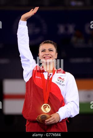 Die englische Goldmedaillengewinnerin Claudia Fragapane auf dem Podium nach dem Einzel-Allround-Finale der Frauen beim SSE Hydro während der Commonwealth Games 2014 in Glasgow. Stockfoto