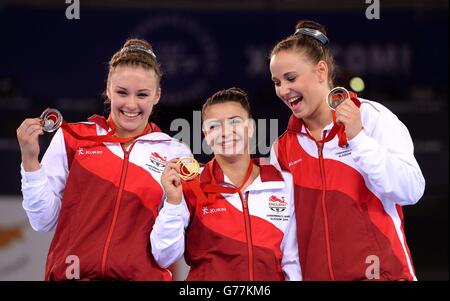 Goldmedaillengewinnerin Claudia Fragapane (Mitte) mit Landsleuten Ruby Harrold (Silbermedaille) und Hannah Whelan (Bronzemedaille) nach dem Women's Individual All-Around Finale im SSE Hydro, während der Commonwealth Games 2014 in Glasgow. Beim Women's Artistic Gymnastics All-Around Finale im SSE Hydro, Während der Commonwealth Games 2014 in Glasgow. Stockfoto