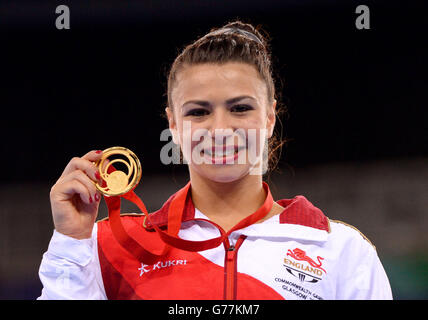 Die englische Goldmedaillengewinnerin Claudia Fragapane nach dem Einzel-All-Around-Finale der Frauen beim SSE Hydro während der Commonwealth Games 2014 in Glasgow. Beim All-Around-Finale der Frauen beim SSE Hydro während der Commonwealth Games 2014 in Glasgow. Stockfoto