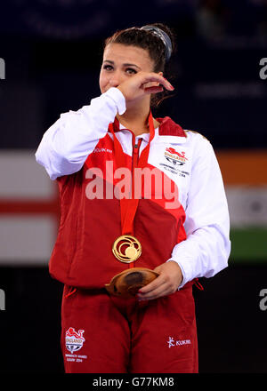 Goldmedaillengewinnerin Claudia Fragapane, Englands Engländerin, wischt sich nach dem Frauen-Einzel-Allround-Finale im SSE Hydro während der Commonwealth Games 2014 in Glasgow eine Träne auf dem Podium ab. Stockfoto