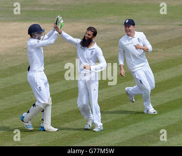 Der englische Moeen Ali feiert mit seinem Teamkollegen Gary Ballance (rechts) und Jos Buttler (links), nachdem er das Wicket des indischen Mohammed Shami (nicht abgebildet) in Anspruch genommen hat, der sein fünftes Wicket während des dritten Investec-Testmatches im Ageas Bowl in Southampton beanspruchte. Stockfoto