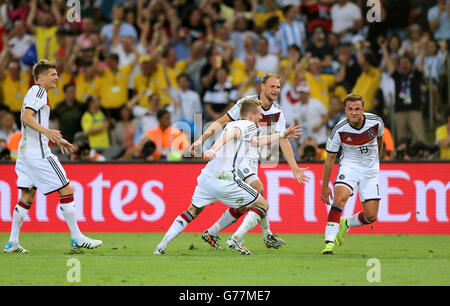 Deutschlands Mario Gotze (rechts) feiert den Torsieg von Das WM-Finale mit Mannschaftskollegen Andre Schurrle (Mitte) und Benedikt Howedes Stockfoto