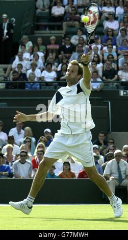 NUR FÜR REDAKTIONELLE VERWENDUNG, NICHT FÜR DIE VERWENDUNG AUF MOBILTELEFONEN der britische Greg Rusedski im Kampf gegen Alexander Waske aus Deutschland bei den All England Lawn Tennis Championships in Wimbledon. Stockfoto