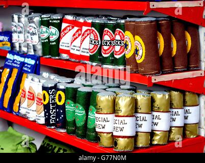 Handgemachte Filzwaren im Cornershop in Wellington Row, Bethnal Green, East London, eine Kunstinstallation der Textilkünstlerin Lucy Sparrow, in der fast 2,000 klassische Lebensmittel im Inneren aus Filz handgefertigt sind und als Kunstwerk zum Verkauf stehen. Stockfoto