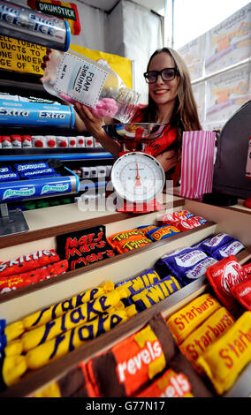 The Cornershop in Wellington Row, Bethnal Green, East London, eine Kunstinstallation der Textilkünstlerin Lucy Sparrow, in der fast 2,000 klassische Lebensmittel im Inneren aus Filz handgefertigt werden und als Kunstwerk zum Verkauf stehen. Stockfoto