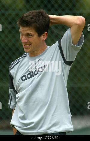 NUR ZUR REDAKTIONELLEN VERWENDUNG, KEINE HANDYNUTZUNG:der britische Tim Henman ist auf den Übungsplätzen bei den All England Lawn Tennis Championships in Wimbledon im Einsatz. Stockfoto