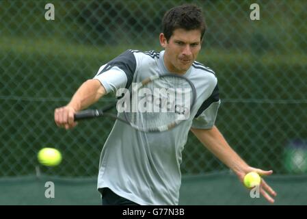 NUR ZUR REDAKTIONELLEN VERWENDUNG, KEINE HANDYNUTZUNG:der britische Tim Henman ist auf den Übungsplätzen bei den All England Lawn Tennis Championships in Wimbledon im Einsatz. Stockfoto