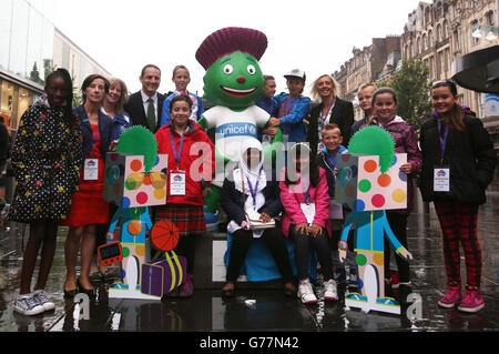 Teresa Bergin (2. Links), Sportministerin Shona Robison (3. Links), Commonwealth Games Glasgow 2014-Chef David Grevemberg (4. Links) und Olympian Lee McConnell (4. Rechts) stellen die neue interaktive Website von UNICEF vor, auf der Kinder über ihre Rechte informiert werden. Auf einer Pressekonferenz in Glasgow durch die Partnerschaft zwischen UNICEF und den Commonwealth Games ins Leben gerufen. Stockfoto