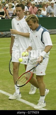 Die britische Doppelpaarung von Richard Bloomfield (links) und Mark Hilton geht bei den All England Lawn Tennis Championships in Wimbledon zwei gegen Gaston Etlis und Martin Rodriguez aus Argentinien. Stockfoto