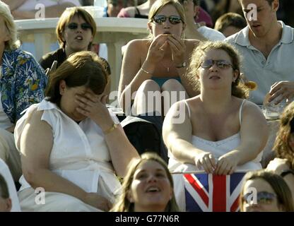 Tennisfans auf dem Rusedski Ridge sehen zu, wie der britische Greg Rusedski die All England Lawn Tennis Championships in Wimbledon nach dem Verlust gegen Andy Roddick aus den USA verbietet. Stockfoto