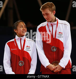 Die Engländerinnen Tintin Ho und Liam Pitchford mit ihren Silbermedaillen, die sie bei den Mixed Doubles Table Tennis Bronze Medal Match auf dem Scotstoun Sports Campus bei den Commonwealth Games 2014 in Glasgow gewonnen haben. Stockfoto