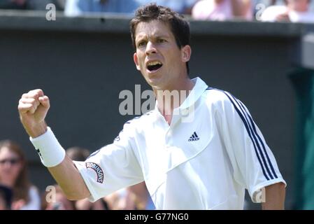 Britische Tennishoffnung Tim Henman feiert den Sieg im ersten Satz gegen Michael Llodra aus Frankreich auf dem Centre Court bei den All England Lawn Tennis Championships in Wimbledon. KEIN HANDY. Stockfoto