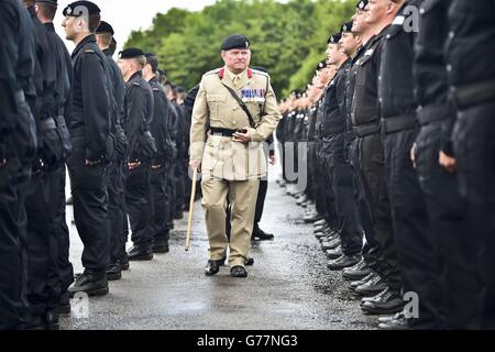 Brigadier Piers Allison inspiziert Soldaten im neu gegründeten Royal Tank Regiment auf dem Parade-Platz in Tidworth, Wiltshire, wo beide 1 &amp; 2 Royal Tank Regiments paradieren, um ihre Vereinigung zum Royal Tank Regiment zu markieren. Stockfoto