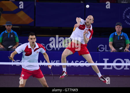 Die Engländerinnen Chris Adcock (links) und Andrew Ellis im Halbfinalspiel der Männer gegen Malaysia in der Emirates Arena während der Commonwealth Games 2014 in Glasgow. Stockfoto