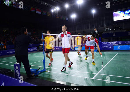 Die Engländerinnen Andrew Ellis (links) und Chris Adcock verlassen dejected, nachdem sie während der Commonwealth Games 2014 in Glasgow das Halbfinalspiel der Männer gegen Malaysia in der Emirates Arena verloren haben. Stockfoto