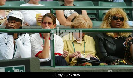 , NICHT FÜR DEN EINSATZ AUF MOBILTELEFONEN Venus Williams (links) sieht ihrer Schwester Serena Els Callens aus Belgien auf Court One bei den All England Lawn Tennis Championships in Wimbledon mit ihrer Mutter Oracene (rechts) spielen. Serenas Vater Richard saß getrennt von seiner Ex-Frau. Stockfoto