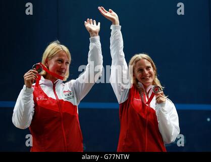 Die Engländerin Emma Beddoes und Alison Waters feiern ihre Bronzemedaille im Frauen-Doppel-Squash auf dem Scotstoun Sports Campus während der Commonwealth Games 2014 in Glasgow. Stockfoto