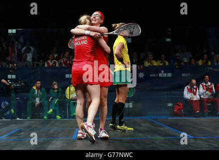 Die Engländerin Emma Beddoes und Alison Waters feiern die Bronzemedaille beim Women's Doubles Squash auf dem Scotstoun Sports Campus während der Commonwealth Games 2014 in Glasgow. Stockfoto