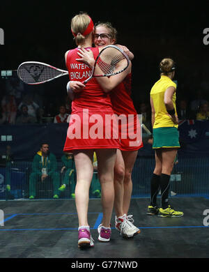 Die Engländerin Emma Beddoes und Alison feiern die Bronzemedaille beim Women's Doubles Squash auf dem Scotstoun Sports Campus während der Commonwealth Games 2014 in Glasgow. Stockfoto