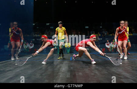 Die Engländerin Emma Beddoes und Alison Waters während ihres Bronzemedaillenmatches beim Women's Doubles Squash auf dem Scotstoun Sports Campus während der Commonwealth Games 2014 in Glasgow. Stockfoto