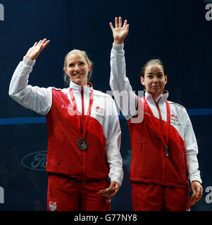 Die Engländerin Jenny Duncalf und Laura Massaro feiern ihre Silbermedaille beim Frauen-Doppel-Squash auf dem Scotstoun Sports Campus während der Commonwealth Games 2014 in Glasgow. Stockfoto