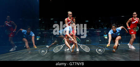 Die Engländerin Jenny Duncalf und Laura Massaro spielen die Inder Chinappa und Pallikla im Goldmedaillenspiel beim Women's Doubles Squash auf dem Scotstoun Sports Campus während der Commonwealth Games 2014 in Glasgow. DRÜCKEN Sie VERBANDSFOTO. Bilddatum: Samstag, 2. August 2014. Siehe PA Geschichte COMMONWEALTH Squash. Bildnachweis sollte lauten: David Davies/PA Wire. EINSCHRÄNKUNGEN: . Keine kommerzielle Nutzung. Keine Videoemulation. Stockfoto