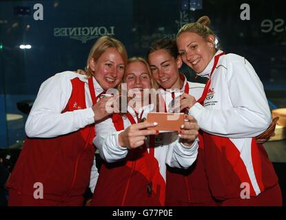 Die Engländerin Jenny Duncalf und Laura Massaro mit Emma Beddoes und Alison Waters feiern ihre Medaillen, die sie während der Commonwealth Games 2014 in Glasgow beim Women's Doubles Squash auf dem Scotstoun Sports Campus gewonnen haben. Stockfoto