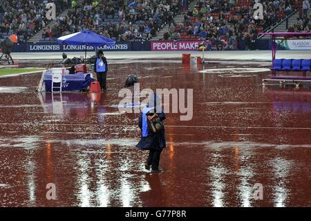 Während der Commonwealth Games 2014 in Glasgow fällt im Hampden Park starker Regen. Stockfoto