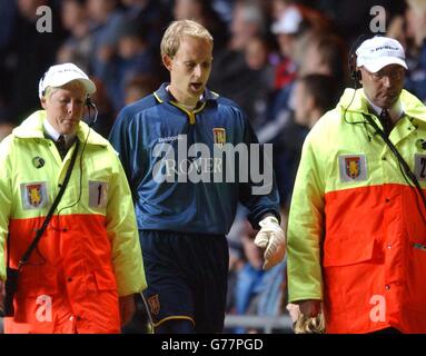 Peter Enckelman, der Torhüter der Aston Villa, verlässt das Spielfeld, nachdem er während des Premiership-Spiels der FA Barclaycard gegen Southampton im Villa Park eine rote Karte erhalten hat. Stockfoto