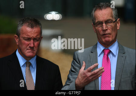 Sinn Fein's Gerry Kelly (rechts) und Conor Murphy sprechen mit den Medien vor dem Stormont Hotel, Belfast, nachdem die Hallet Review in umstrittene Amnestien für Gefangene auf der Flucht aus Nordirland veröffentlicht wurde. Stockfoto