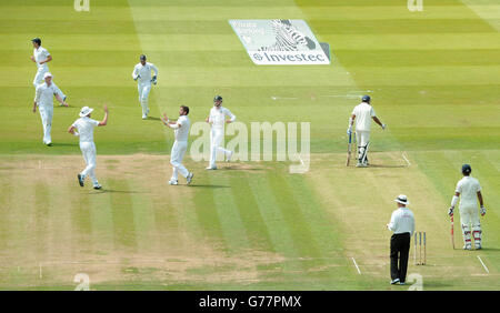 Liam Plunkett aus England feiert, nachdem Gary Ballance den indischen Murali Vijay am ersten Tag des zweiten Tests auf dem Lord's Cricket Ground, London, erwischt hat. Stockfoto