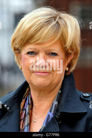 The RT Hon Lady Justice Hallett DBE Vice President of the Court of Appeal (Criminal Division) an den Royal Courts of Justice im Zentrum von London. Stockfoto