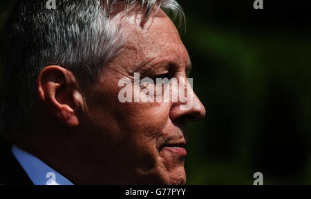 Der erste Minister Peter Robinson spricht vor dem Stormont Hotel in Belfast mit den Medien, nachdem der Bericht der Hallett Review veröffentlicht wurde. Stockfoto