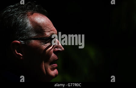 Sinn Fein's Gerry Kelly spricht vor dem Stormont Hotel in Belfast mit den Medien, nachdem sie die Hallet Review über umstrittene Amnestien für Gefangene auf der Flucht aus Nordirland veröffentlicht hat. Stockfoto