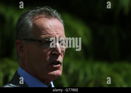 Sinn Fein's Gerry Kelly spricht vor dem Stormont Hotel in Belfast mit den Medien, nachdem sie die Hallet Review über umstrittene Amnestien für Gefangene auf der Flucht aus Nordirland veröffentlicht hat. Stockfoto