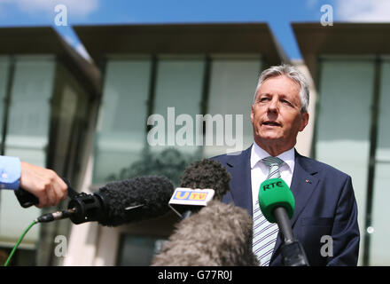 Der erste Minister Peter Robinson spricht vor dem Stormont Hotel in Belfast mit den Medien, nachdem er die Hallet Review über umstrittene Amnestien für Gefangene auf der Flucht aus Nordirland veröffentlicht hatte. Stockfoto