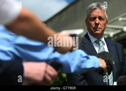 Der erste Minister Peter Robinson spricht vor dem Stormont Hotel in Belfast mit den Medien, nachdem er die Hallet Review über umstrittene Amnestien für Gefangene auf der Flucht aus Nordirland veröffentlicht hatte. Stockfoto