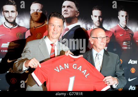 Der neue Manchester United Manager Louis van Gaal (links) mit Sir Bobby Charlton während einer Fotozelle im Old Trafford, Manchester. DRÜCKEN Sie VERBANDSFOTO. Bild Datum Donnerstag, 17. Juli 2014. Bildnachweis sollte lauten: Martin Rickett/PA Wire. Keine Verwendung mit inoffiziellen Audio-, Video-, Daten-, Spiele- oder Club/League-Logos Stockfoto