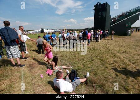 Die Zuschauer genießen das heiße Wetter am ersten Tag der Open Championship 2014 im Royal Liverpool Golf Club, Hoylake. Stockfoto