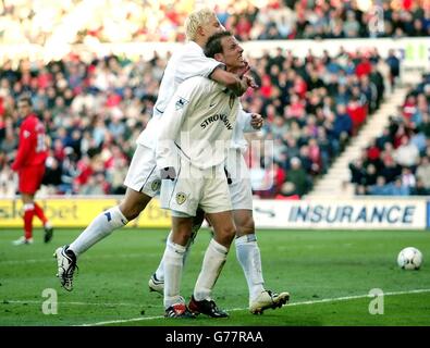 Lee Bowyer von Leeds United wird von Teamkollege Alan Smith (links) gratuliert, nachdem er während des Barclaycard Premiership-Spiels im Riverside das zweite Tor gegen Middlesbrough erzielt hatte. Stockfoto