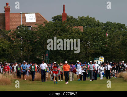 Der nordirische Rory McIlroy und der US-amerikanische Rickie Fowler gehen am vierten Tag der Open Championship 2014 im Royal Liverpool Golf Club, Hoylake, den Fairway entlang. Stockfoto