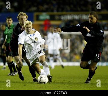 Alan Smith von Leeds United (zweiter links) im Einsatz gegen die Verteidiger Gary Rowett (links) und Luke Young von Charlton Athletic während ihres FA-Barclaycard-Premiership-Spiels auf dem Leeds' Elland Road Ground. Charlton Athletic besiegte Leeds United 2:1. Stockfoto