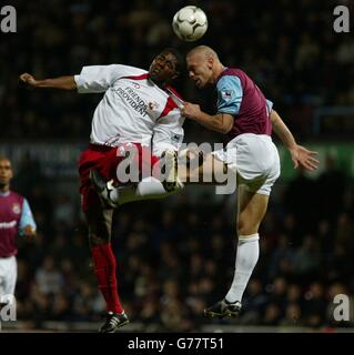 West Hams Tomas Repka (rechts) und Southampton's Agustin Delgado während ihres Barclaycard Premiership Spiels im Upton Park. Stockfoto