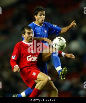 Der Liverpooler Markus Babbel (links) kämpft mit Pablo G Counago von Ipswich Town während ihres Worthington Cup-Spiels in Anfield, Liverpool. Stockfoto