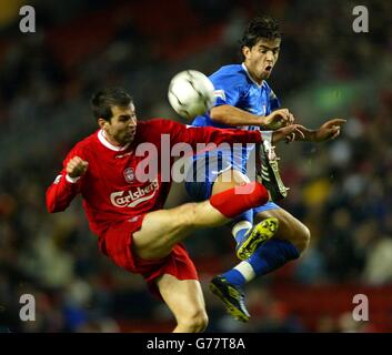 Der Liverpooler Markus Babbel (links) kämpft mit Pablo G Counago von Ipswich Town während ihres Worthington Cup-Spiels in Anfield, Liverpool. Stockfoto