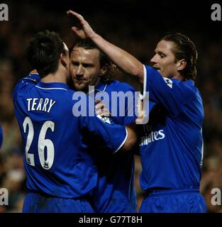 Mario Stanic feiert sein Tor und Chelsea's 3. Gegen Everton mit John Terry (links) und Emmanuel Petit (rechts), während ihres Worthington Cup 4. Runde Spiels in Stamford Bridge. Stockfoto