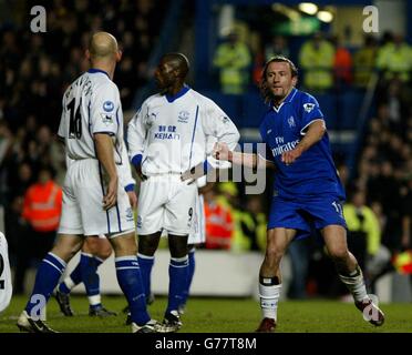 Mario Stanic feiert sein Tor, Chelseas drittes, als Evertons dejected Paar Thomas Gravsen und Kevin Campbell beim Worthington Cup 4. Runde Spiel in Stamford Bridge wegschauen. Stockfoto