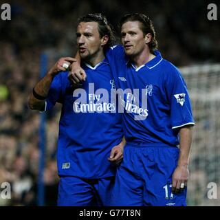 Mario Stanic feiert sein Tor und Chelsea's 3. Gegen Everton mit Emmanuel Petit (rechts) während ihres Worthington Cup 4. Runde Spiels in Stamford Bridge. Stockfoto