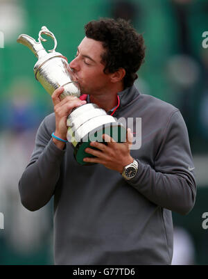 Der nordirische Rory McIlroy feiert mit dem Claret Jug nach dem Gewinn der Open Championship 2014 im Royal Liverpool Golf Club, Hoylake. Stockfoto