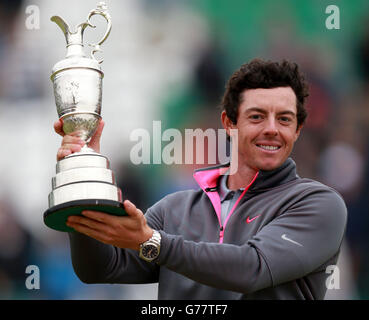 Der nordirische Rory McIlroy feiert mit dem Claret Jug nach dem Gewinn der Open Championship 2014 im Royal Liverpool Golf Club, Hoylake. Stockfoto